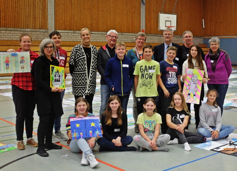 Gute Stimmung bei den Jury-Mitgliedern: Sie trafen sich in der Sporthalle der IGS Pellenz zur Bewertung der eingereichten Bilder fr den Prventionswettbewerb der Unfallkasse. Fotos: Unfallkasse RLP  