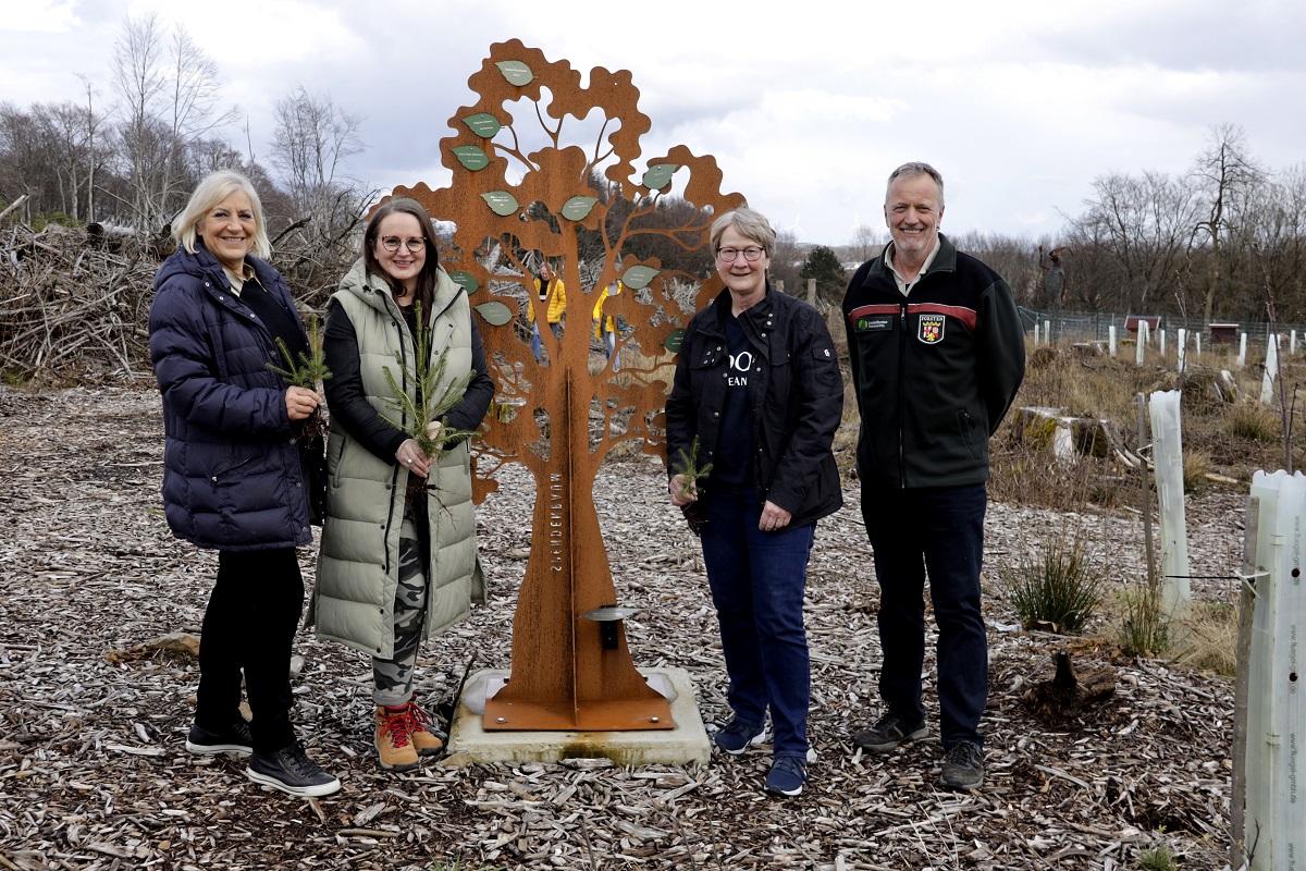 Von links: Dr. Amelie Schmidt-Bovendeert (Lions Club Bad Marienberg), Barbara Hombach (Prsidentin Lions Club Bad Marienberg), Sabine Willwacher (Brgermeisterin Bad Marienberg), Jochen Panthel (Frster). (Foto: Doris Kohlhas)