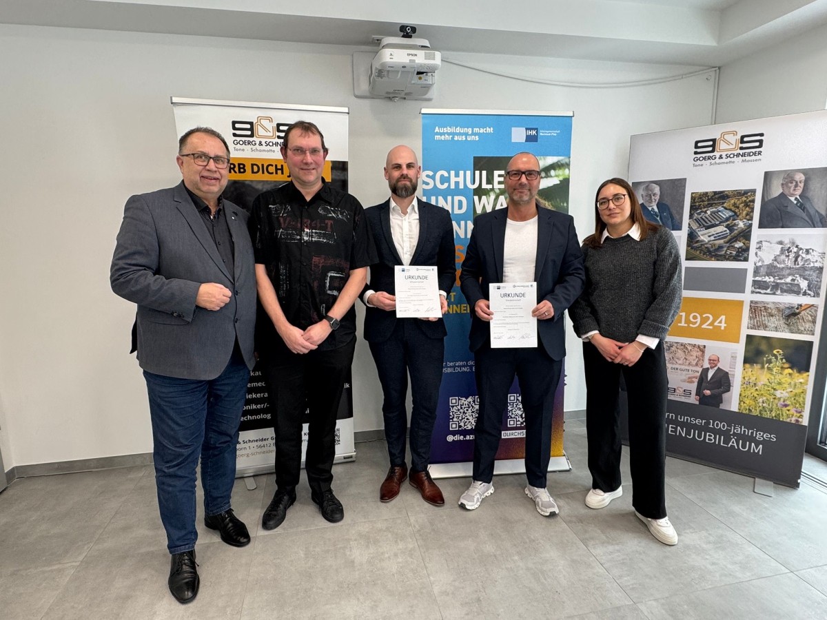 Anna Kr�mer (Bereich HR, Goerg & Schneider GmbH & Co.KG, Boden), Andreas Burg (Konrektor, Ernst-Barlach-Realschule plus, H�hr-Grenzhausen), Thiemo Runge (kaufm�nnische Gesch�ftsf�hrung, Goerg & Schneider GmbH & Co.KG), Patrick Letschert (Berufswahlkoordinator, Ernst-Barlach-Realschule plus) und Richard Hover (IHK-Regionalgesch�ftsf�hrer) (Foto: IHK/Oleksandra Baraniuk)