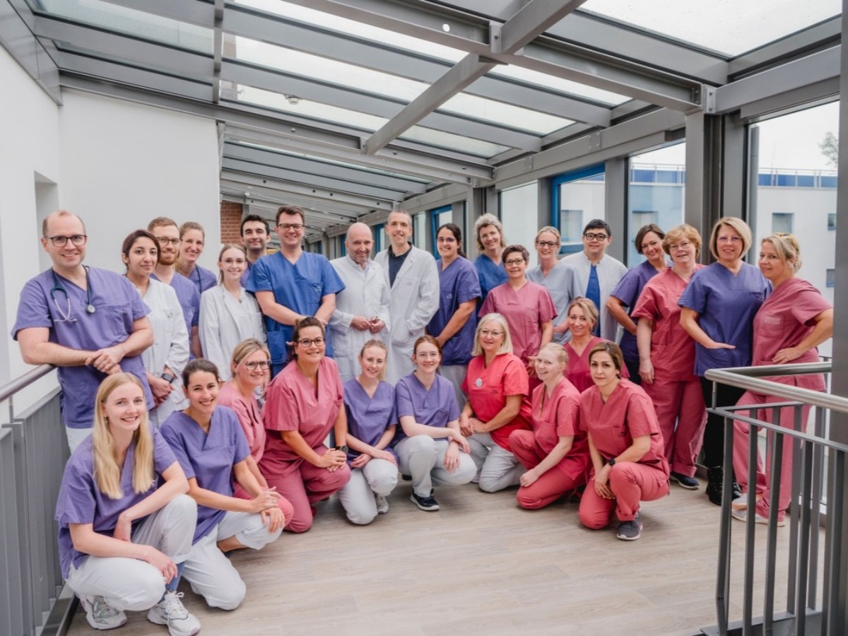 Im Gottesdienst wird vor allem denjenigen gedankt, die das Haus ber Jahre hinweg geprgt haben im Bild stellvertretend fr alle Mitarbeiter das Team der Frauenklinik und der Kinderklinik. (Foto: Katharina Mller)