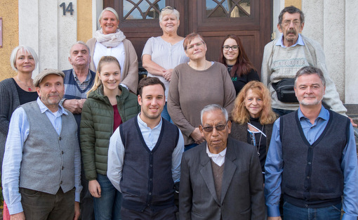 Kardinal Toribio Ticona (vorne, 2. von rechts) besuchte unter anderem die Tagessttte Gelbe Villa fr chronisch-psychisch kranke Menschen in Kirchen. (Foto: Dekanat Kirchen)