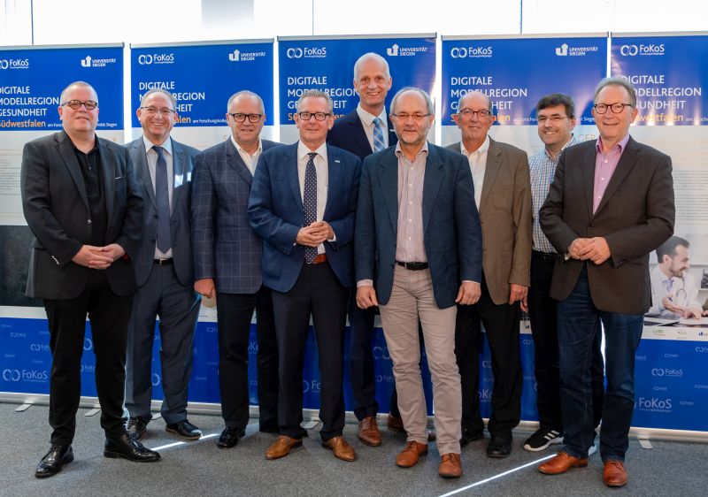 Politiker diskutieren am Forschungskolleg der Universitt Siegen. V. l. n. r.: Dr. Olaf Gaus, Bernd Brandemann, Dr. med. Peter Enders, Mario Schramm, Christoph Ewers, Volkmar Klein, Michael Wschenbach, Dr. Josef Rosenbauer, Erwin Rddel. Foto: FoKoS