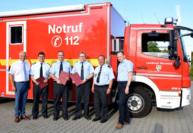 Fhrungsriege (v.l.n.r.): Landrat Achim Hallerbach, 3.stellvertretender Kreisfeuerwehrinspekteur (KFI) Andreas Schmidt, 2.stellvertretender KFI Volker Lemgen, 1.stellvertretender KFI Holger Kurz, Kreisfeuerwehrinspekteur Werner Bcking und der zustndige Abteilungsleiter in der Kreisverwaltung, Frank Laupichler. Foto: privat