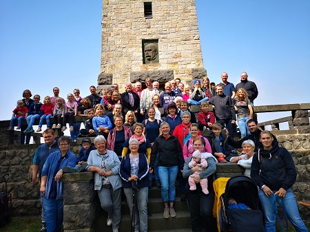 Gruppenfoto der Wanderung vor dem Bismarckturm in Altenkirchen (Foto: SV Leuzbach-Bergenhausen)