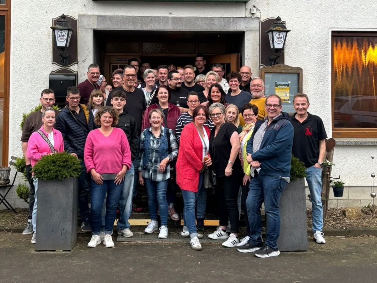 Ladies in Red und KG Wissen neben Abschied von Vereinswirtin B�rbel Cordes (Foto: J�rgen Thielmann)