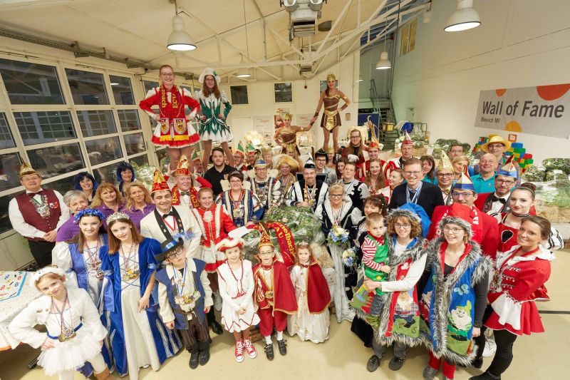 Mit rund 60 Jecken feierte die evm ihre Palettenparty, auf der die Gewinner-Vereine Wurfmaterial fr die Karnevals-Zge in ihrer Region abholen konnten. Fotos: evm/Frey
