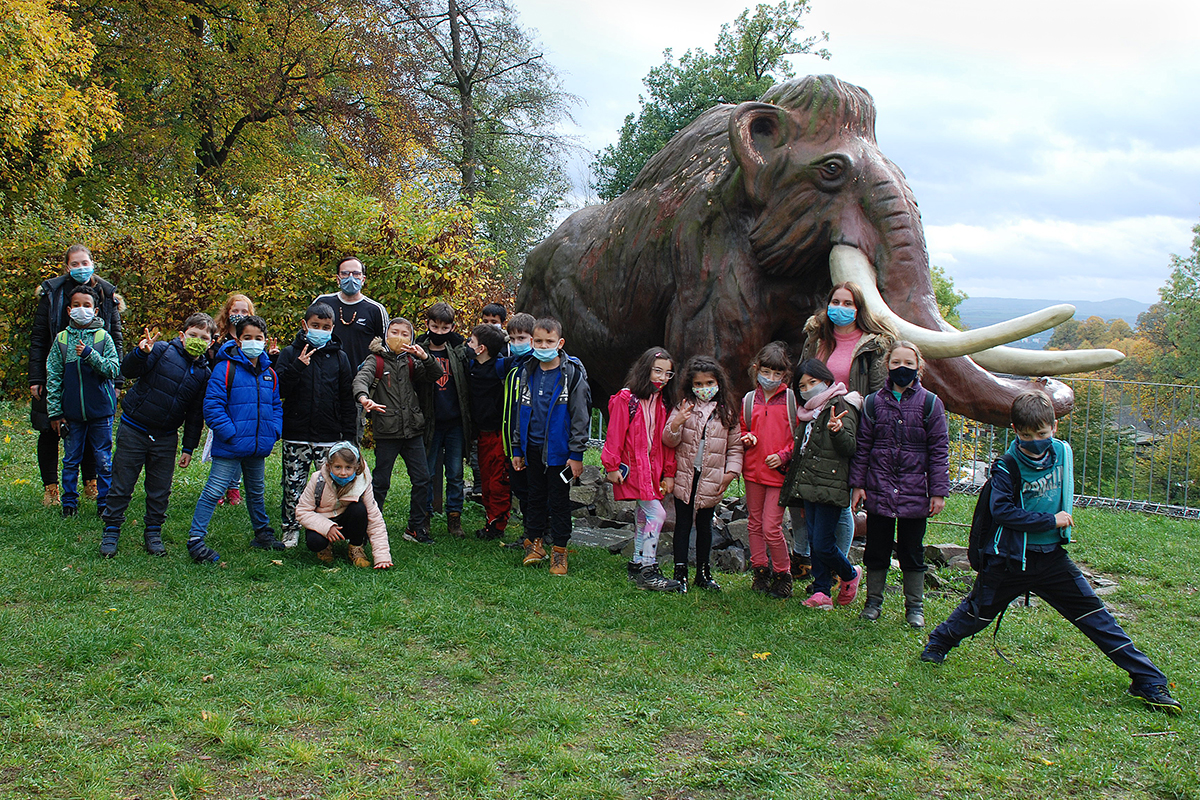 Schler der Mariengrundschule Bad Hnningen tauchten in den Herbstferien 2020 ein in die Welt der Steinzeitmenschen. Foto: Kreisverwaltung
