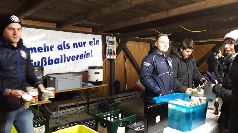 Die Kicker des SV Gllesheim waren whrend des vorweihnachtlichen Abends auf dem alten Sportplatz in Gllesheim sehr fleiig und sorgten fr das leibliche Wohl zahlreicher Besucher. (Foto: Privat)