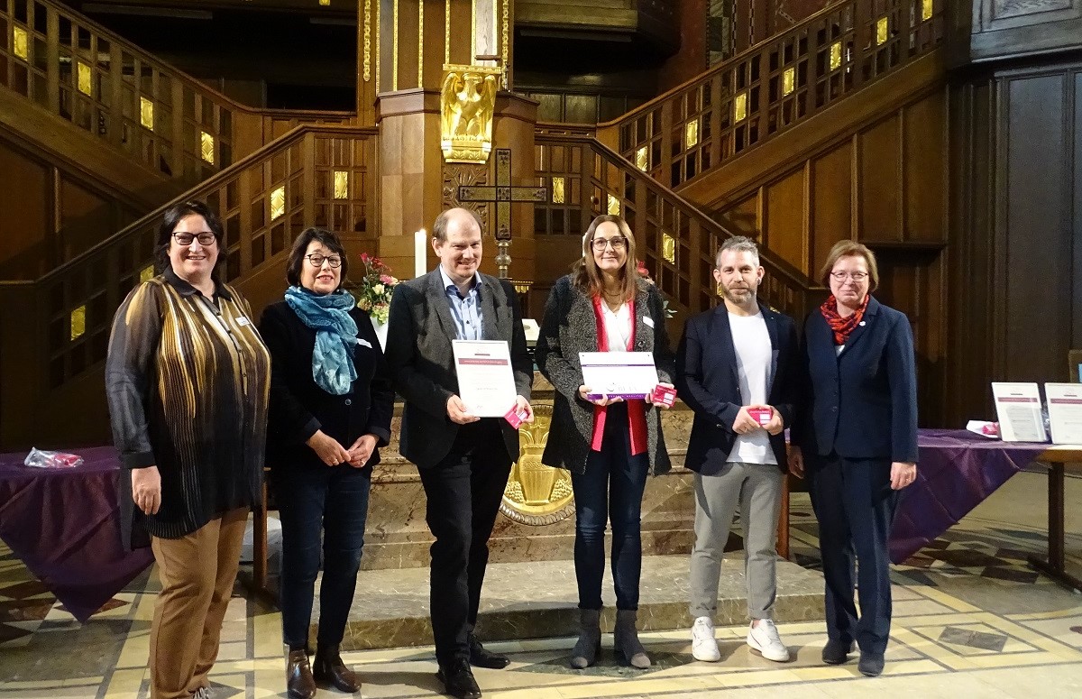 V.l.: Sabine Herrenbrck (Leitung Fachbereich Kindertagessttten Zentrum Bildung der EKHN, Roberta Donath (Referentin fr Qualittsentwicklung fr Kitas in der EKHN), Pfarrer Michael Reschke aus Gemnden, Erzieherin Jennifer Steltzer und Erzieher Bastian Lauterbach vom Kiga-Team in Gemnden, Ulrike Scherf (stellvertretende Kirchenpsidentin). (Foto:  Zentrum Bildung der EKHN)