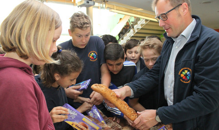 Schulleiter Dirk Weigand (rechts) verteilt das Agape Mahl an die Schler. (Foto: Evangelisches Dekanat Westerwald)