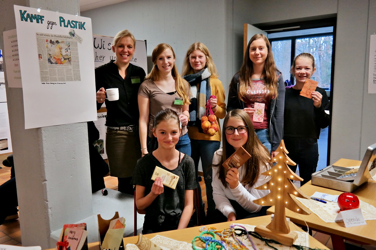 Nachhaltigkeit wird am Kopernikus-Gymnasium grogeschrieben: Handgeschpfte Weihnachtskarten und wiederverwendbare Einkaufsnetze wurden fr kleines Geld angeboten. (Fotos: Regina Steinhauer)