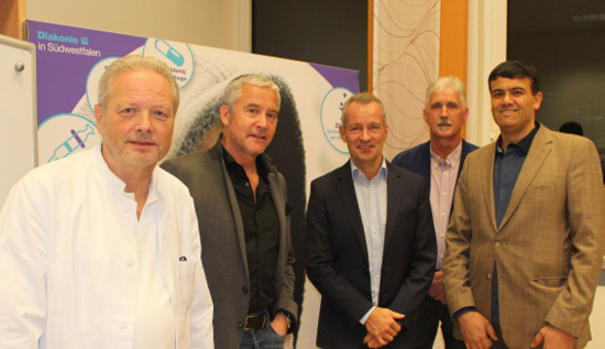 In der Reihe Gyn aktuell begrten Dr. Osama Shamia (rechts), Dr. Dieter Hofmann (2. von rechts), Dr. Volker Mller (links), und Dr. Volker Jung (2. von links) den Referenten Professor Dr. Christoph Keck (Mitte) vom Kinderwunschzentrum Hamburg. (Foto: Diakonie in Sdwestfalen gGmbH)