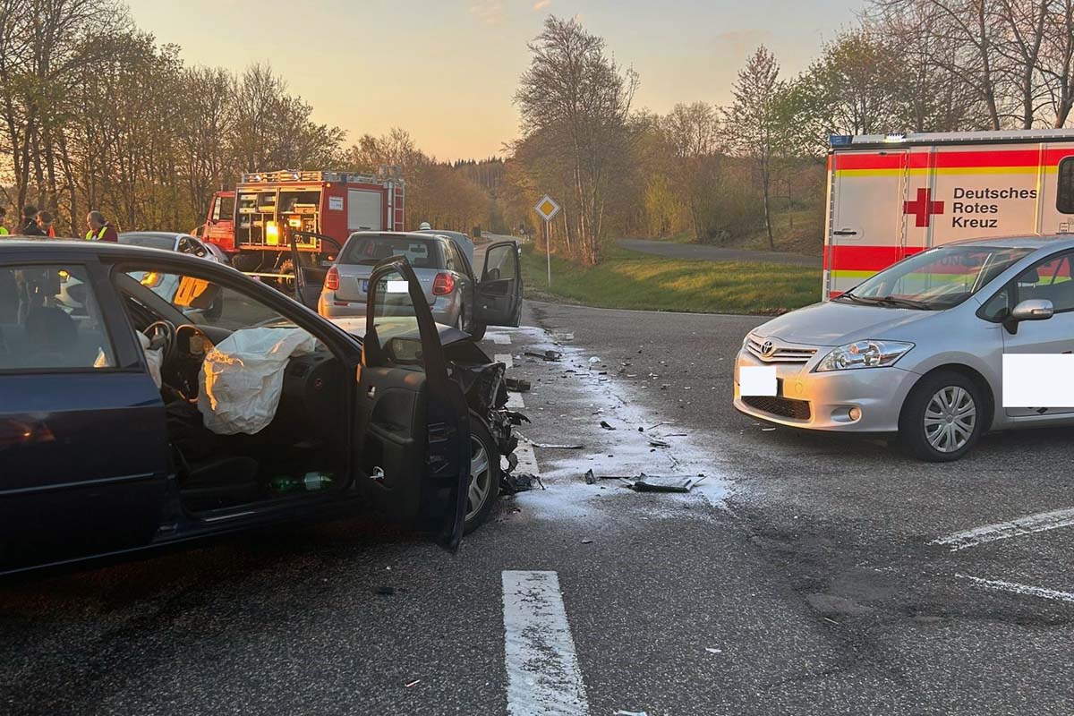 Zwei Fahrzeuge kollidierten an der Kreuzung (Bilder: Feuerwehr)