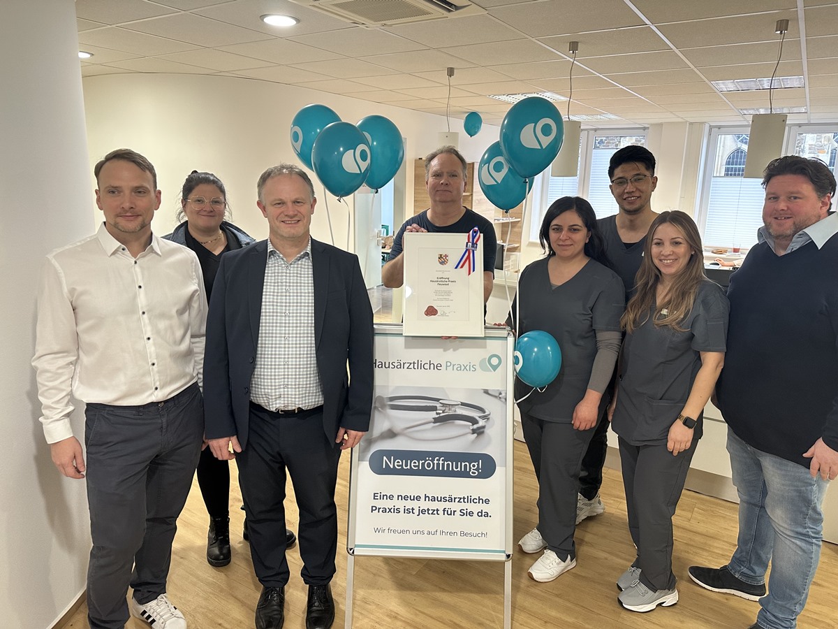 Oberb�rgermeister Jan Einig (3. Von links) und Citymanagerin Michaela Ullrich (2. Von links) gratulierten LillianCare-Gr�nder und Co-CEO Daniel Hefel (links) und seinem Team (von rechts) Bastian Greve, LillianCare Standortentwickler zur Neuer�ffnung der haus�rztlichen Praxis in der Marktstra�e. (Foto: Stadt Neuwied / Ulf Steffenfauseweh)
