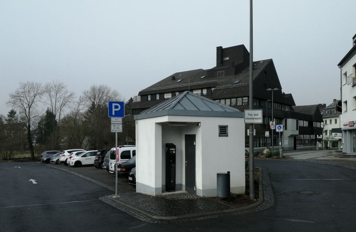 : In der Nhe des Kassenhuschens des Parkplatzes in der Mhlengasse sollen die beiden E-Ladesulen installiert werden. (Foto: vh) 