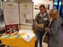 Die Aktiven der Initiative "Hachenburg Plastikfrei" informierten Kunden. Fotos: privat