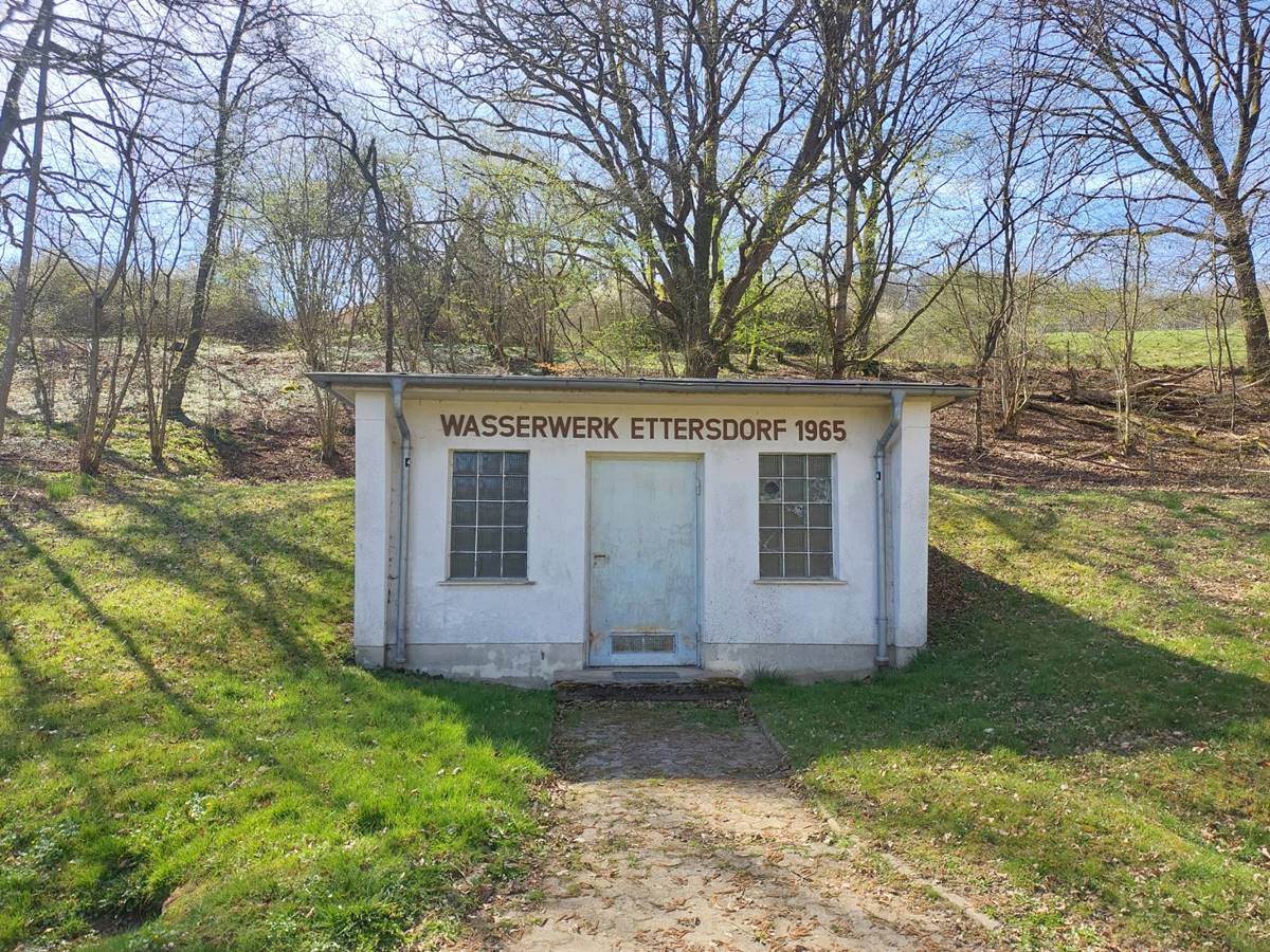 Der alte Hochbehlter bei Montabaur-Ettersdorf ist baufllig. Er wird abgerissen und durch ein neues kleines Gebude ersetzt. (Bild: VG-Werke / Johannes Stahlhofen)