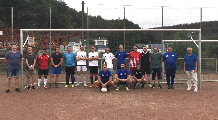 Spielfhrer Stefan Zart vorne mit Ball, links im Bild: 1. Vorsitzender Kevin Bender, rechts im Bild: Sportbeauftragter Klaus-Jrgen Griese, 2.v.r. Trainer Joachim Hallerbach, 3.v.r. Co-Trainer Perparim Olluri (Foto: Verein)