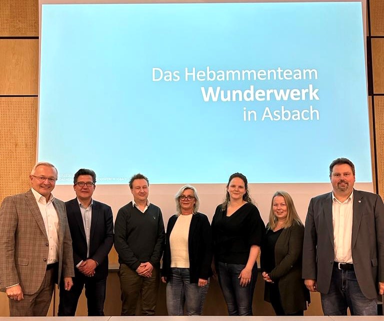 Landrat Achim Hallerbach (links) begrt die von Asbachs Brgermeister Michael Christ (rechts) und seinem Team auf den Weg gebrachte Hebammenzentrale. Auch der neue Linzer Brgermeister Frank Becker (2. von links) zeigte sich interessiert. 
(Foto: Martina Knopp, Verbandsgemeindeverwaltung Asbach)

