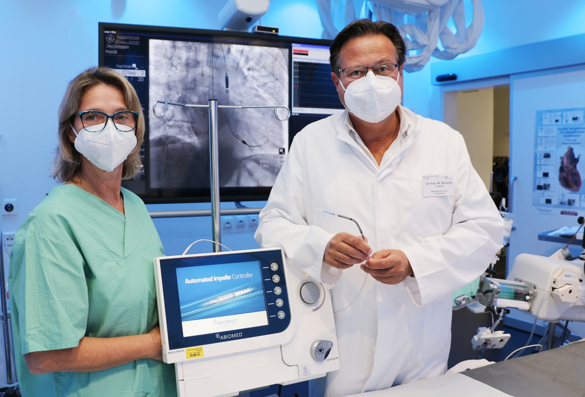Die leitende Oberrztin Dr. Andrea Kolodziejski und Chefarzt Dr. Markus Reinartz setzen die Impella-Pumpe seit einem Jahr erfolgreich ein. 
(Foto: Herz-Jesu-Krankenhaus Dernbach)