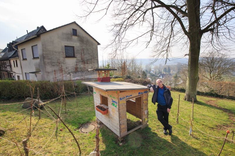 Noch steht auf dem Gelnde nur die kleine Htte der Familienkirche. Doch schon bald soll dort das neue Gemeindehaus der Evangelischen Kirchengemeinde Hhr-Grenzhausen eine Heimat finden. Das baufllige Gebude, das im Hintergrund zu sehen ist, wird dann abgerissen. Pfarrer Matthias Neues (Foto) freut sich, dass das Gemeindehaus in unmittelbarer Nhe zur Evangelischen Kirche stehen wird. Foto: Peter Bongard