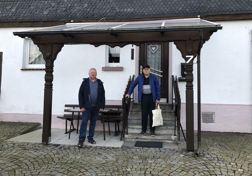 Ortsbrgermeister Udo Seidler bergibt ein Prsent an Heinz Gnter Schneider. (Fotos: Ortsgemeinde)