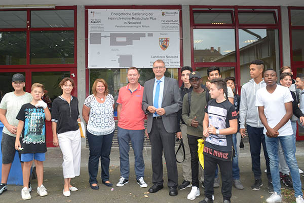 Landrat Rainer Kaul (6.v.l.) konnte nun den zweiten Bauabschnitt zur energetischen Sanierung des Schulgebudes gemeinsam mit Schulleiter Mike Klber (5.v.l.) besichtigten. Foto: Kreisverwaltung