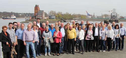 Die Reisegruppe am Elbufer. Foto: BBWM