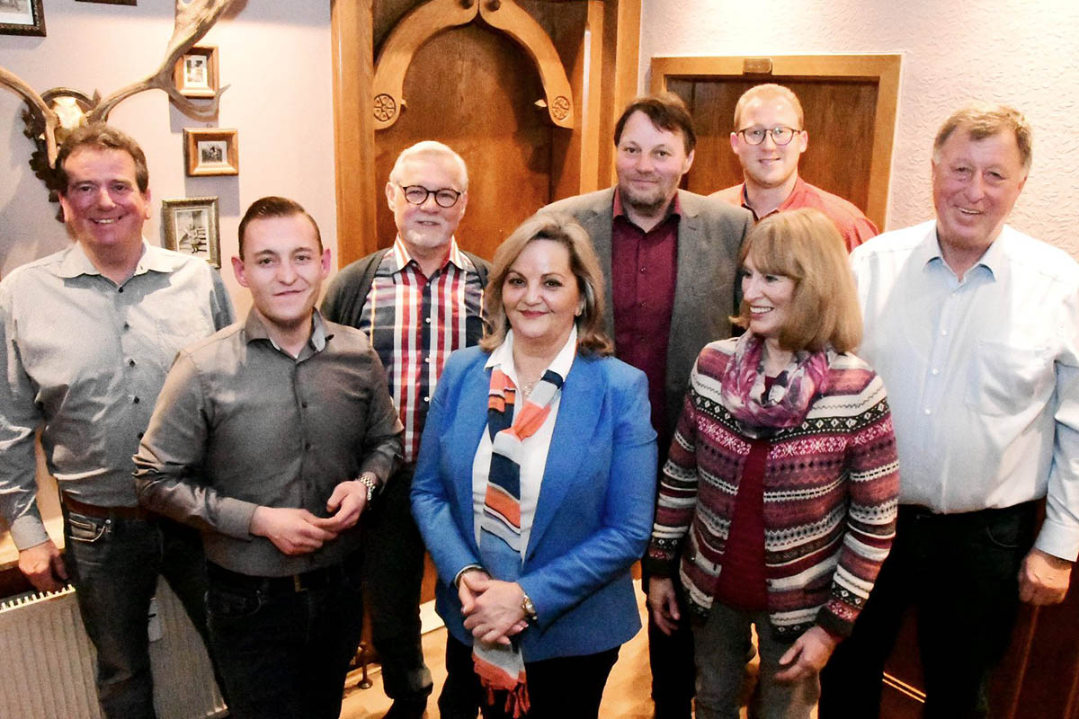 
Von links: Johannes Hrter, Janick Helmut Schmitz (Regionalgeschftsstelle), Norbert Lohse, Eva Frmgen (Regionalgeschftsstelle), Guido Kern, Cecile Kroppach, Philipp Rasbach, Horst Rasbach. Foto: Holger Kern