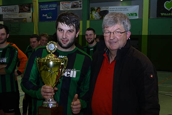 Staffelleiter Wolfgang Hrter (rechts) nahm die Siegerehrung vor und gratuliert mit dem Wanderpokal des Fuballkreises Westerwald/Sieg, Steven Gros, SG Atzelgift/Nister zum Titel als Futsal-Hallenkreismeister, Kreisligen C/D.
Fotos: Willi Simon
