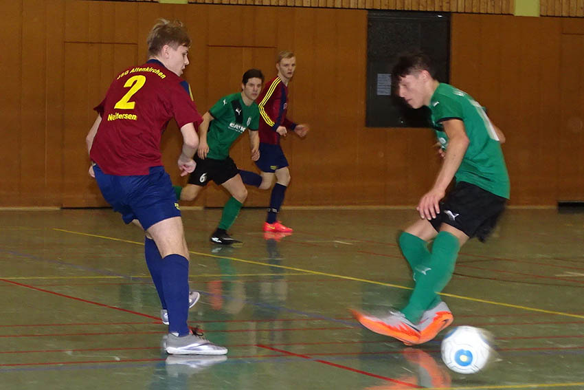 Spielszene aus dem entscheidenden Spiel zwischen der JSG Altenkirchen (in rot) und der SG 06 Betzdorf. Fotos : Willi Simon 