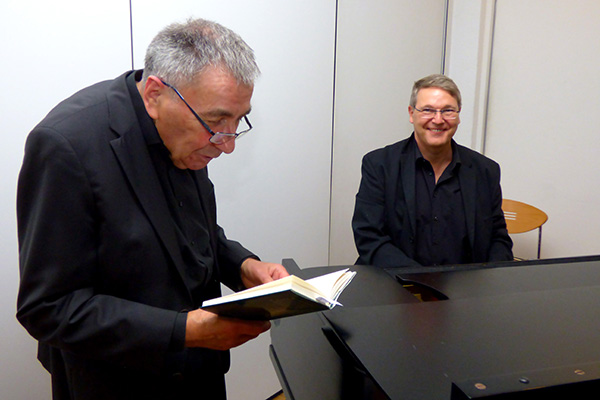 Begeisterten einmal mehr ihr Publikum bei der jngsten Lesung im Caf Auszeit: Herbert Kutscher und KMD Thomas Schmidt (am Klavier). Foto: Hans Hartenfels