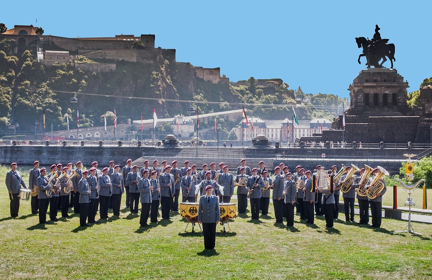 Das Heeresmusikkorps am Deutschen Eck in Koblenz (Bildrechte: Hauptfeldwebel Dirk Bannert/ Bundeswehr)