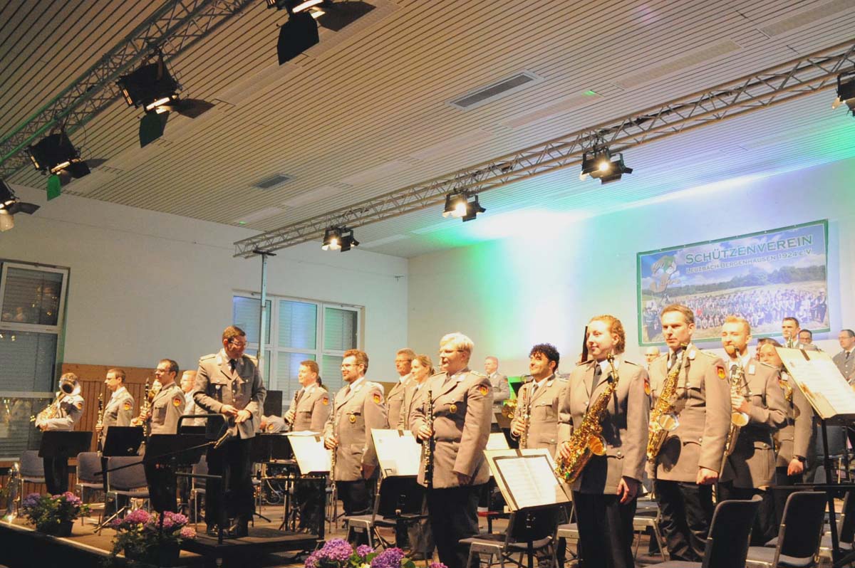 Benefizkonzert in der Wiedhalle Neitersen  Heeresmusikkorps spielt vor ausverkauftem Haus