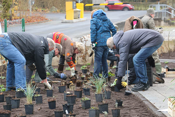 Pflanzaktion am stationren Hospiz St. Thomas in Dernbach. Foto: pr