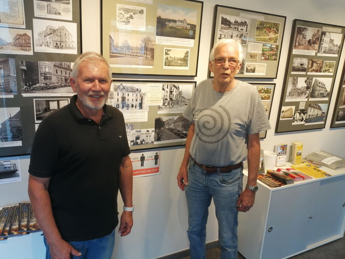 Sie freuen sich, dass die Sisyphusarbeit in eine weitere Ausstellung unter der berschrift "Zeitreise" mndete: Uli Stope (links) und Wolfgang Becker. (Foto: vh)