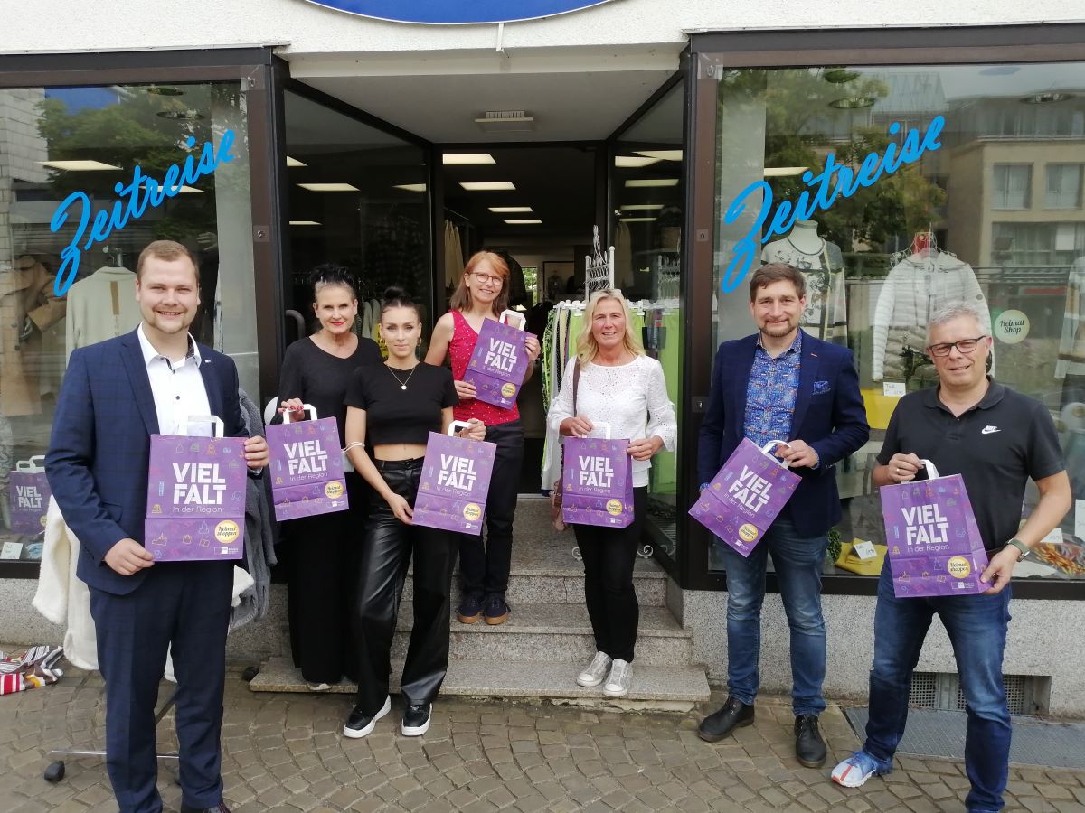 Gut gelaunt vor dem Start zum Gang durch die Fugngerzone in Altenkirchen (von links): Frederik Fein, Cordia und Diana Heck, Sabine Stein, Ellen Creutzburg (Aktionskreis), Matthias Gibhardt und Volker Hammer (Aktionskreis). (Foto: vh)