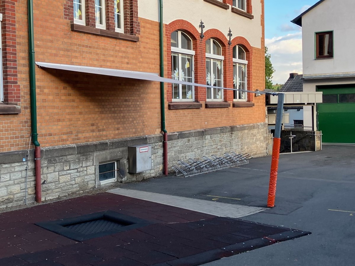 Bereits vorhandenes Sonnensegel an der Grundschule am Schloss in Hachenburg (Foto: Karl-Heinz Boll)