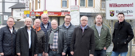 Die MdBs Erwin Rddel und Volkmar Klein (links und 2. v. l.) wollen sich fr die Um- und Neugestaltung der beiden Ortsdurchfahrten Niederschelderhtte und Neiderschelden stark machen. (Foto: Reinhard Vanderfuhr Bro Rddel)