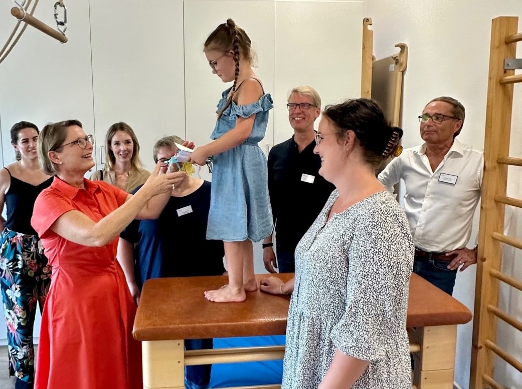 bergabe der Wunschkarten der HTZ-Kita Mitarbeitenden durch Alina (Foto: Beate Kerres)