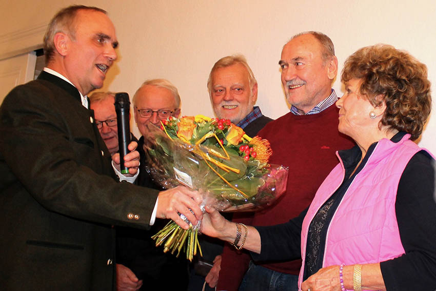 Dankward Heinrich bedankts sich bei den vier Assen und Christa Scharfenstein. Fotos: Verein