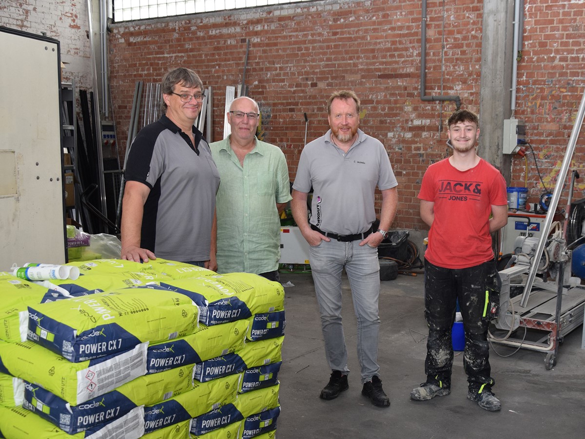 Eine weitere Erfolgsgeschichte schrieb krzlich die "Freiwillige Handwerkszeit im Westerwaldkreis" (von links): HwK-Ausbildungscoach Martin Gilles, Vater Peter Mosbach und Geschftsfhrer der Werkgut Weimbs GmbH & Co.KG in Montabaur sowie zuknftiger Ausbilder Christian Weimbs gratulieren Pierre Mosbach zum baldigen Start seiner Ausbildung als Fliesen-, Platten-, und Mosaikleger. (Foto: Denise Nu