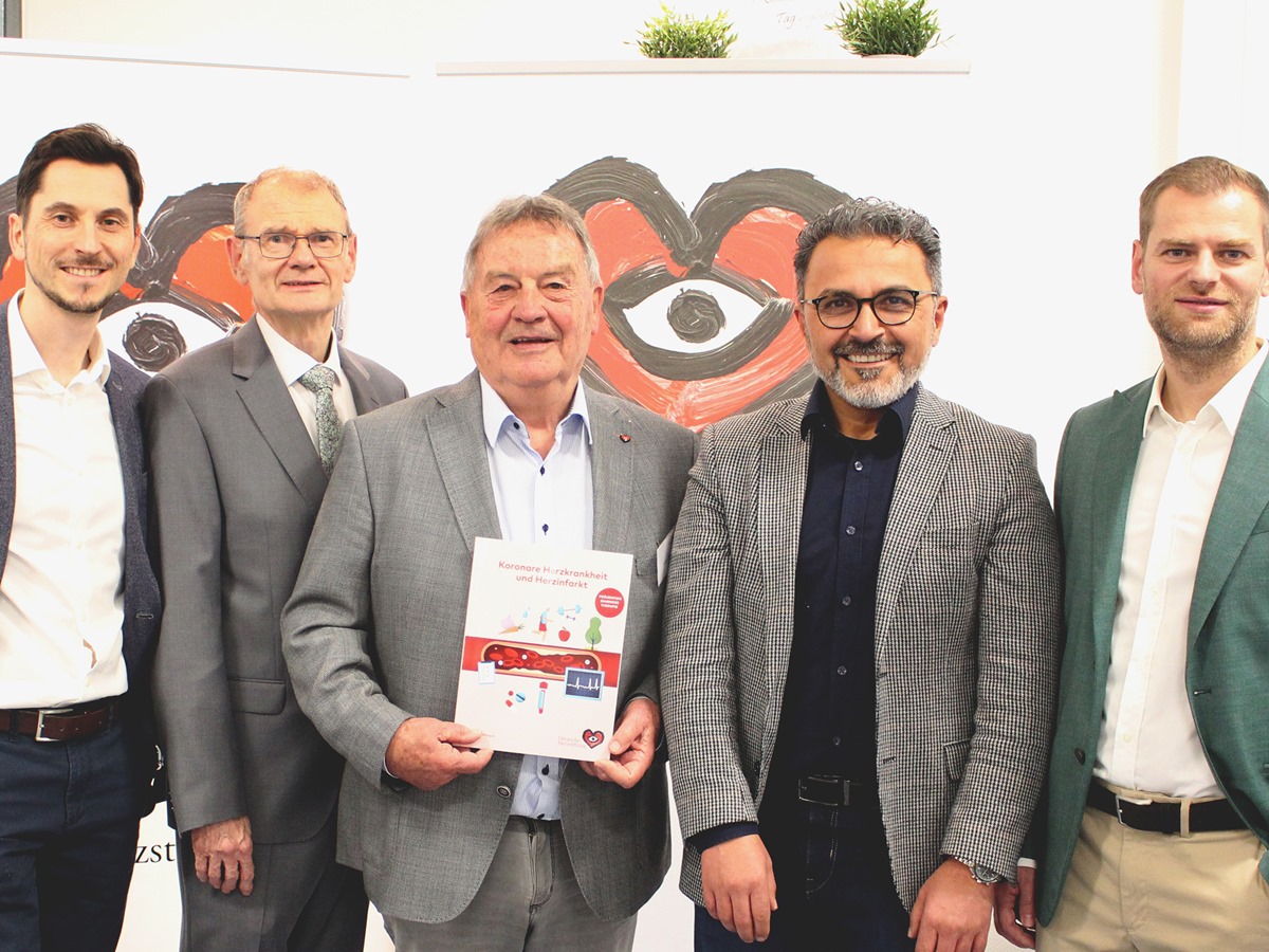 Informierten beim Herzwochen-Aktionstag der Diakonie rund 100 Gste in der Cafeteria des Ev. Jung-Stilling-Krankenhauses (von links): Chefarzt Dr. Damir Erkapic, Leitender Oberarzt Dr. Werner Meyners, Gnter Nll von der Deutschen Herzstiftung, Chefarzt Prof. Dr. Dursun Gndz und Leitender Oberarzt Marko Aleksic. (Foto: Veranstalter)