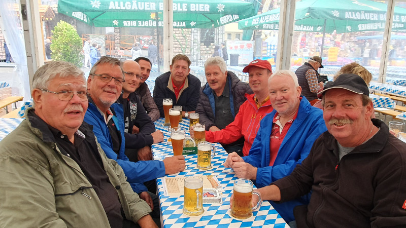 Die neun "Kegelbrder" beim Besuch des Allguer Bier- und Weinzeltes. Foto: Privat