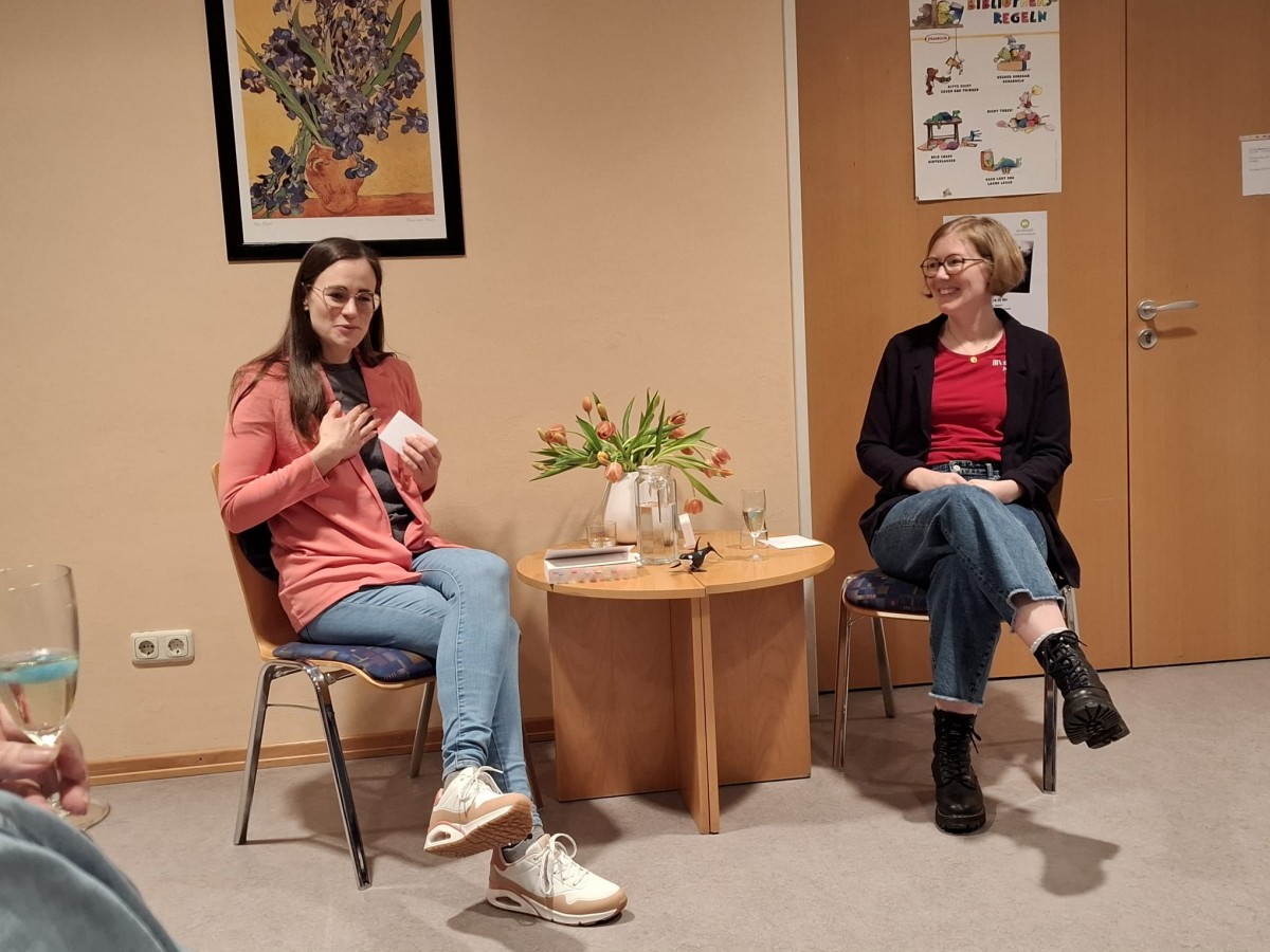 Spannende Einblicke in den Schreibprozess und Hintergrundwissen verriet Sonja Stock im Gesprch mit Bcherei-Mitarbeiterin Sarah Pfeil. (Fotos: Sarah Pfeil)