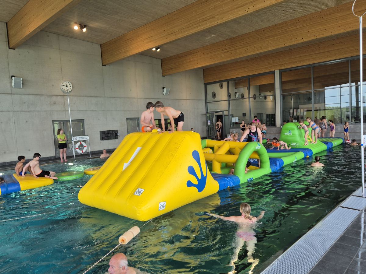 Zu einer �Spieleinsel� umfunktioniert pr�sentierte sich das Sportbecken im Hallenbad in Altenkirchen am �Tag der offenen T�r�. (Foto: vh) 