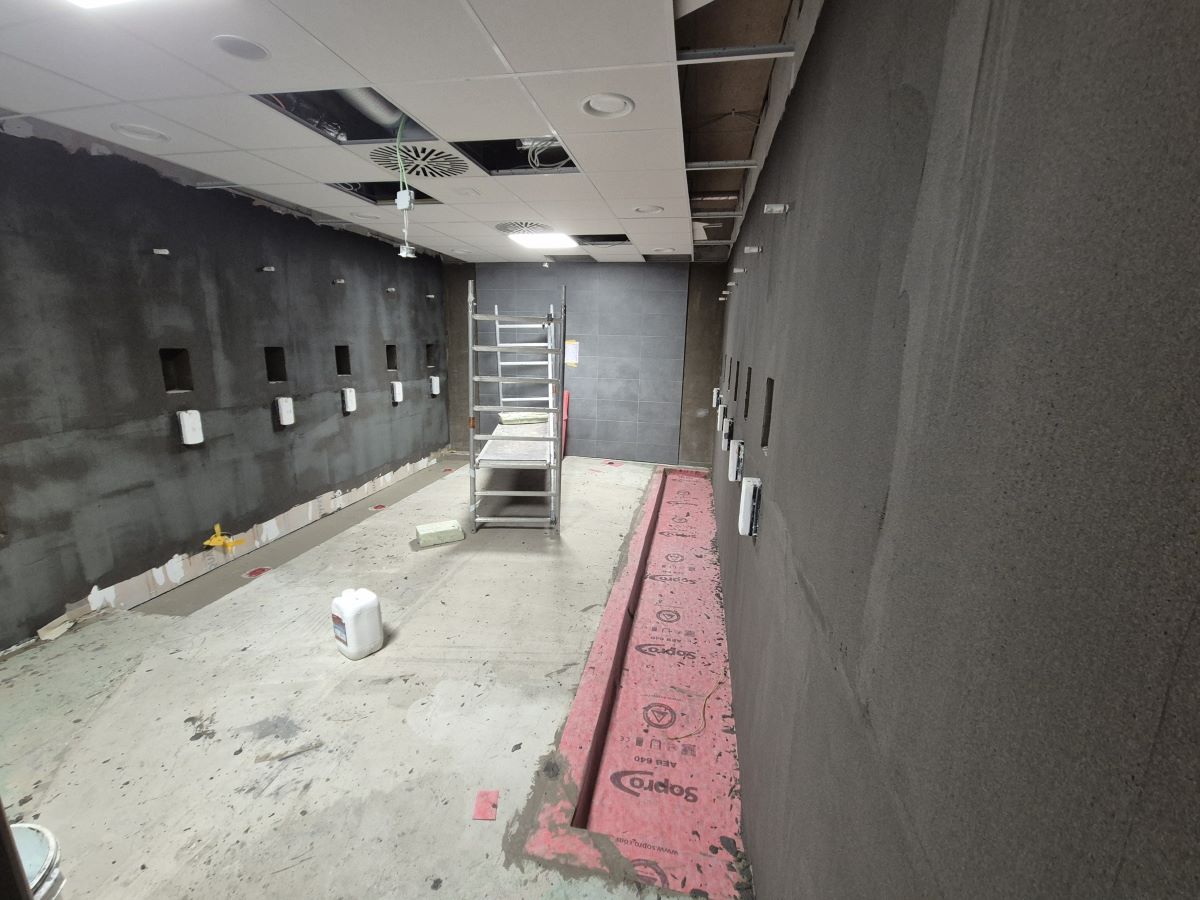 In den Duschen sind schon groe Flchen gefliest. (Fotos: vh)