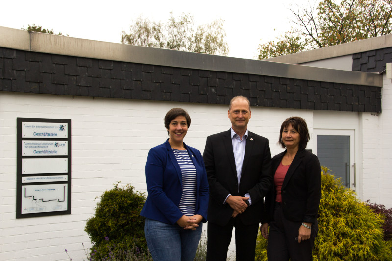 Katharina Schlag, Gerhard Hauptmann und Helena Schuck (von links) vor der Geschftsstelle der GFB. Foto: Privat