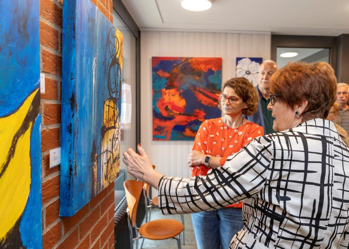 Rithe Krug stellt im Hachenburger Rathaus aus. (Foto: VG Hachenburg)