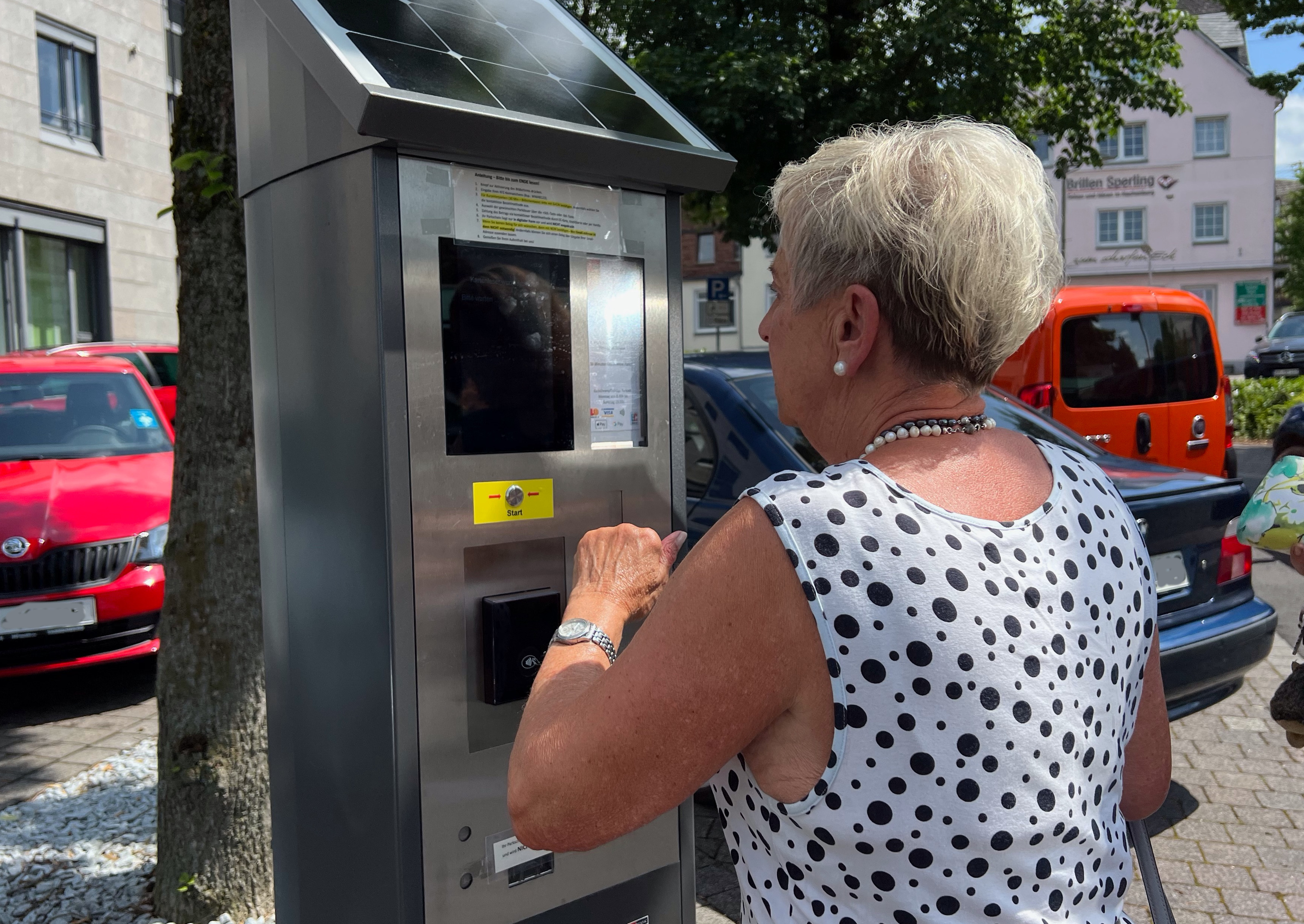 Verwirrung vor dem Parkautomaten: In Hachenburg kommt das zurzeit fter vor. (Fotos: Elke Stockhausen)